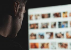 Τι επιπτώσεις μπορεί να έχει η πορνογραφία στον εγκέφαλο και τις ανθρώπινες σχέσεις;