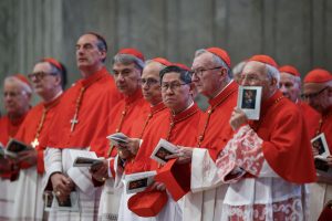 Βατικανό: Ο καρδινάλιος και «ιερέας καραόκε» που διεκδικεί το χρίσμα του Πάπα