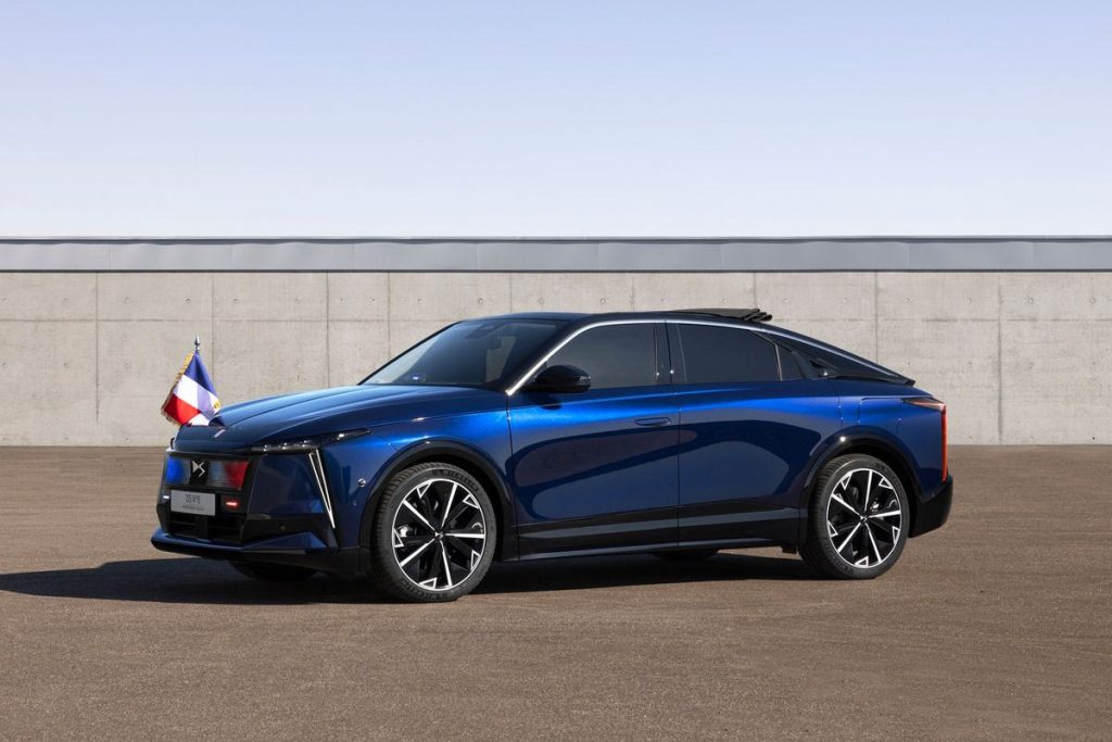 Ο Εμανουέλ Μακρόν γίνεται ο πρώτος πρόεδρος με ηλεκτρική λιμουζίνα