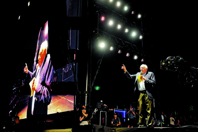 Το βλέμμα του Μπέρνι Σάντερς στην Coachella