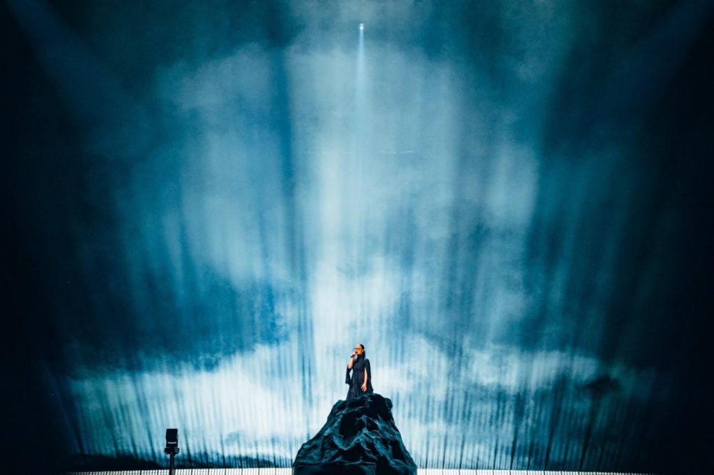 Eurovision 2025: Ποιοι είναι οι σχεδιαστές τους φορέματος της Κλαυδίας που θυμίζει νυχτερινό ουρανό