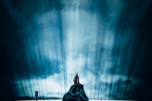 Eurovision 2025: Ποιοι είναι οι σχεδιαστές τους φορέματος της Κλαυδίας που θυμίζει νυχτερινό ουρανό