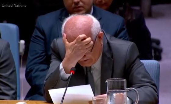 Ξέσπασε σε κλάματα ο Παλαιστίνιος πρέσβης στον ΟΗΕ – Η σπαρακτική έκκληση να σταματήσει η γενοκτονία στη Γάζα