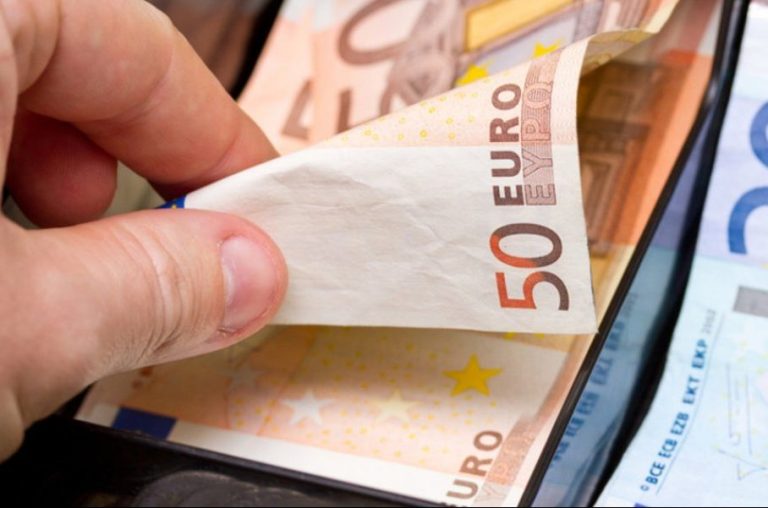 Χαρτονομίσματα ευρώ χέρι