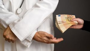 Βίντεο: «100 ευρώ δεν είναι πολλά, θα τα κανονίσουμε» – Σάλος με γιατρό που ζητά «φακελάκι» από ασθενή