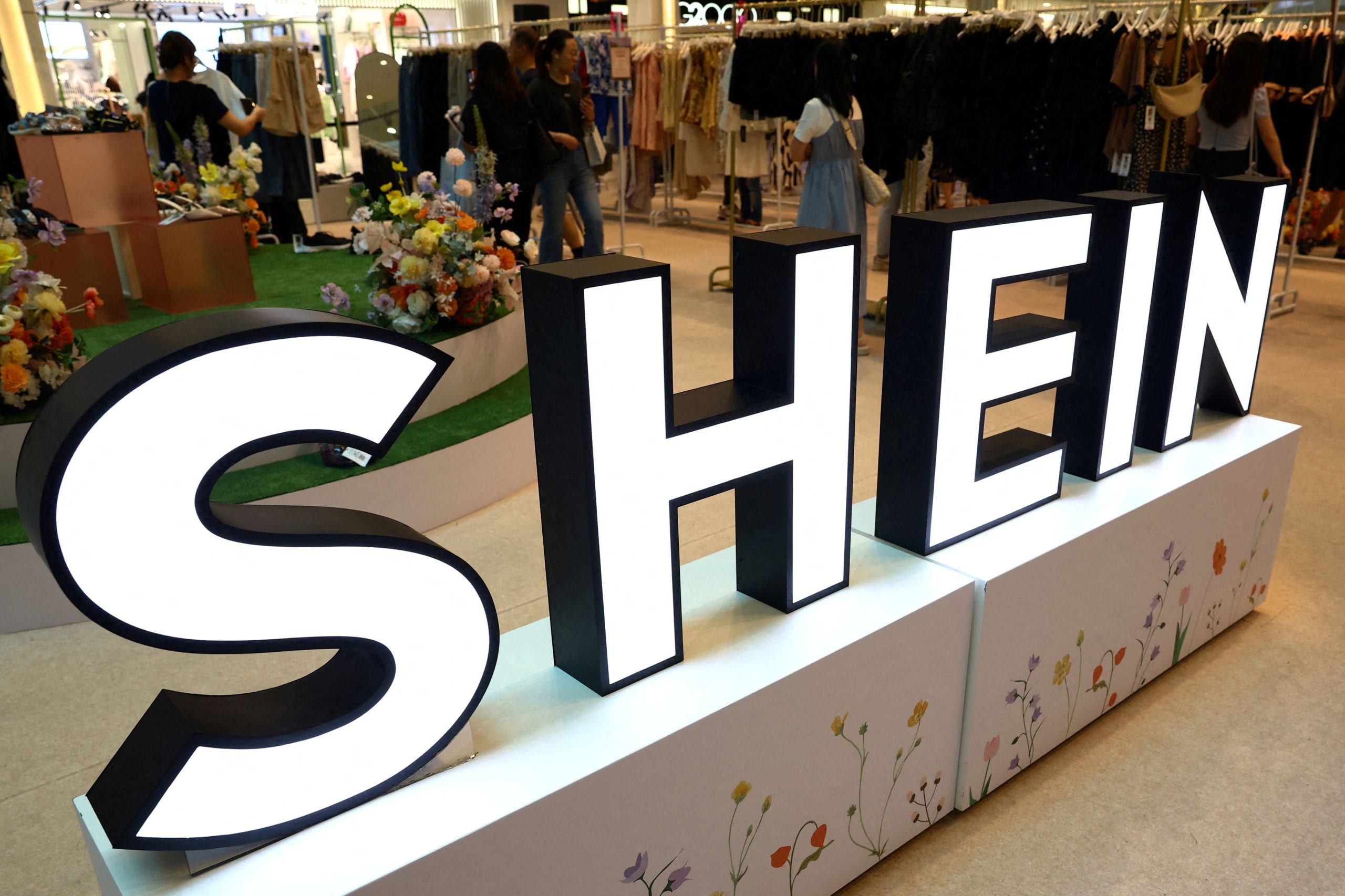 Βαριές κατηγορίες κατά του Shein για πιέσεις προς τους αγοραστές