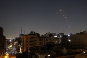Μέση Ανατολή: Η στιγμή που ιρανικοί πύραυλοι διασχίζουν τον ουρανό της Ιορδανίας – Ορατοί και από την Κύπρο