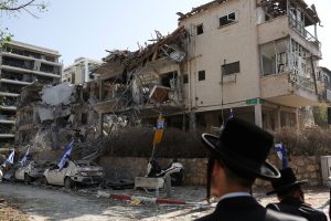 Τρεις νεκροί και μεγάλες καταστροφές από τα αντίποινα του Ιράν – «Η σύγκρουση θα επεκταθεί σε αμερικανικές βάσεις»