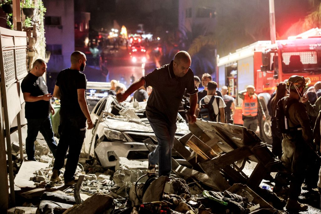 Ισραήλ και Ιράν ολοταχώς προς «τελική λύση» – Κόλαση πυρός και στις δύο χώρες – Ισοπεδώθηκε συνοικία στο Τελ Αβίβ