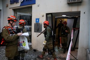 «Πας στο καταφύγιο και δεν ξέρεις εάν θα γυρίσεις» – Έλληνας τραγουδιστής περιγράφει τον τρόμο στο Τελ Αβίβ
