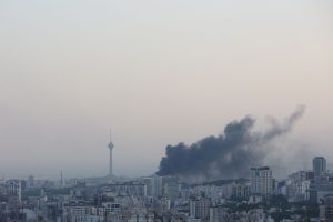 Εκατοντάδες νεκροί στο Ιράν – Ομοβροντία πυραύλων εξαπέλυσε η Τεχεράνη, σειρήνες στο Ισραήλ