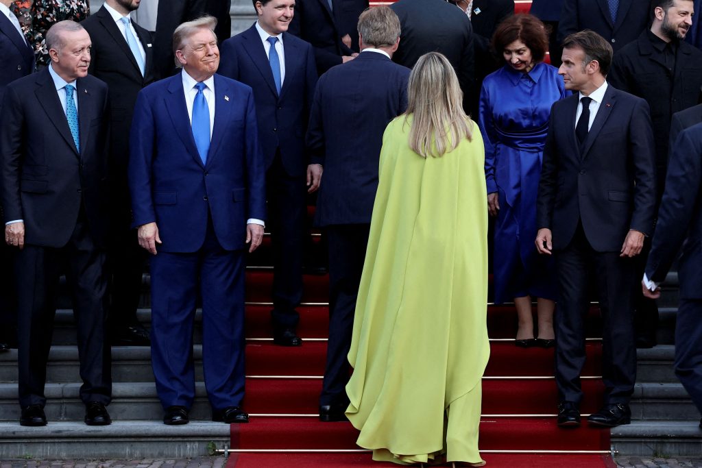 Σύνοδος του ΝΑΤΟ: «Γύρος του θριάμβου» για τον Τραμπ