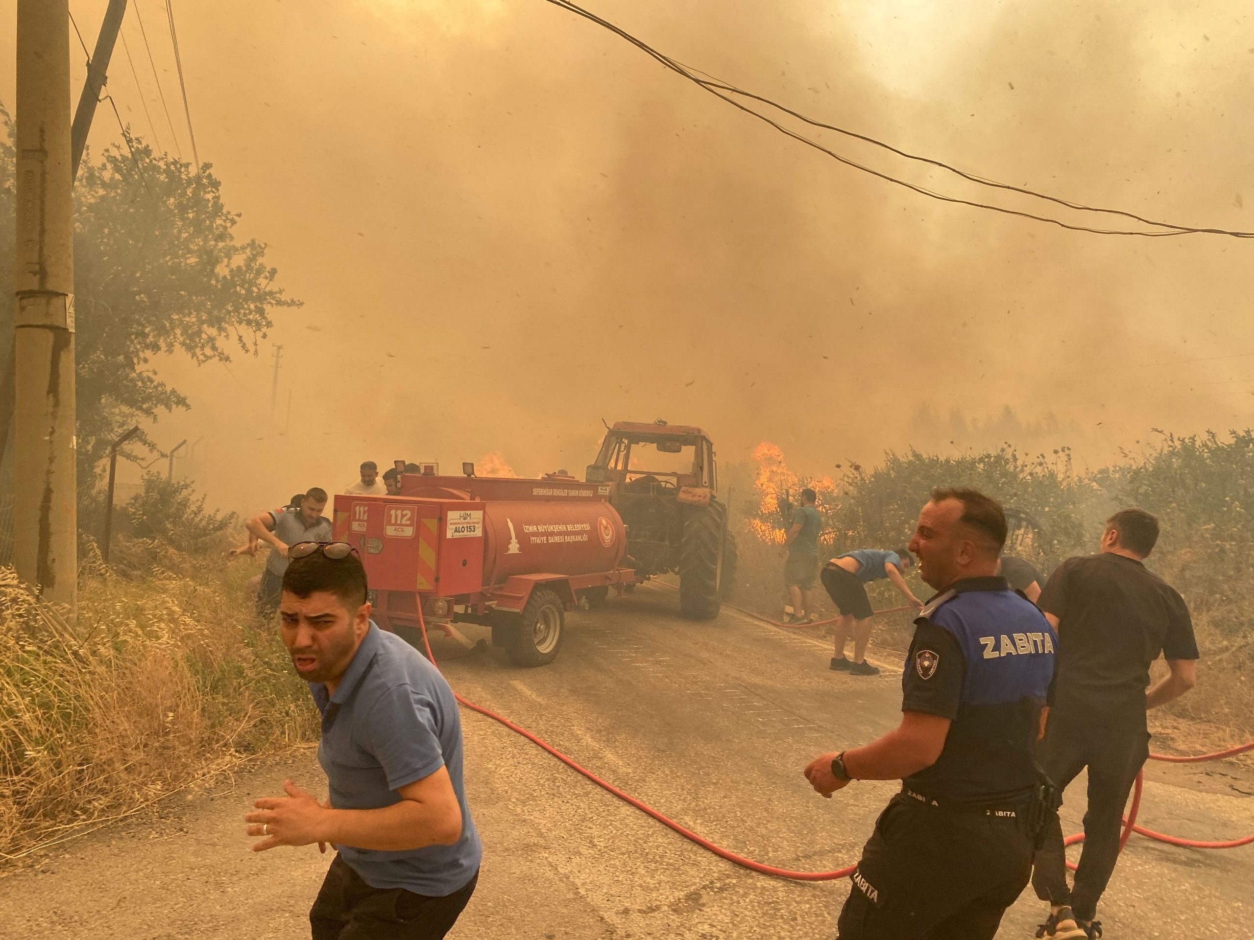 Σμύρνη: Μαίνεται η μεγάλη δασική πυρκαγιά – Ισχυροί άνεμοι δυσχεραίνουν την κατάσβεση
