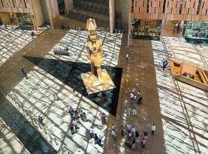 Έπαθε… ΣΕΦ το Μεγάλο Αιγυπτιακό Μουσείο: έπεσαν νερά στο κεφάλι του αγάλματος του Ραμσή Β΄ (video)