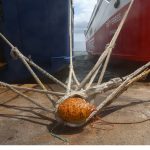 Ισχυροί άνεμοι κρατούν δεμένα τα πλοία – Απαγορευτικό απόπλου σε ισχύ