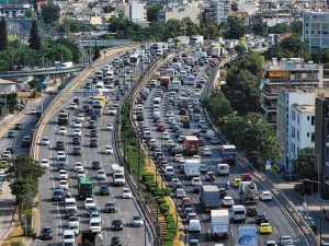 Κίνηση στους δρόμους: Στο «κόκκινο» Αθήνα και Πειραιάς – Καθυστερήσεις στην Αττική Οδό