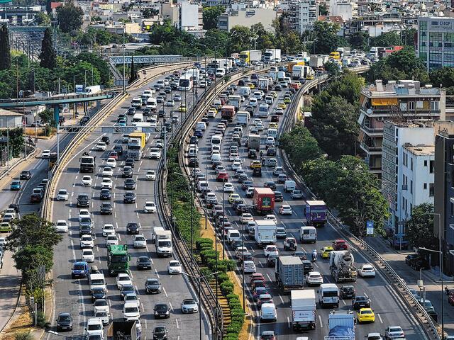 Κίνηση στους δρόμους: Στο «κόκκινο» Αθήνα και Πειραιάς – Καθυστερήσεις στην Αττική Οδό