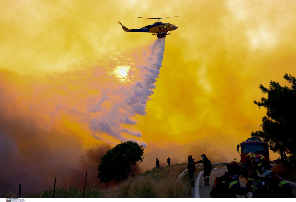 Τριπλό το μέτωπο της φωτιάς στη Χίο, ενισχύθηκαν οι δυνάμεις της Πυροσβεστικής – Μπαράζ μηνυμάτων του 112