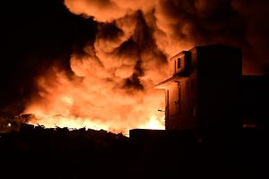 Πύρινη κόλαση στα Μέγαρα – Στις φλόγες εργοστάσιο πλαστικών – 112 για το τεράστιο σύννεφο καπνού