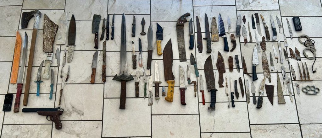 Άγρια δολοφονία 59χρονου στη Λαμία: Οπλοστάσιο με μαχαίρια και ξίφη βρέθηκε στο σπίτι του δράστη
