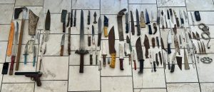 Άγρια δολοφονία 59χρονου στη Λαμία: Οπλοστάσιο με μαχαίρια και ξίφη βρέθηκε στο σπίτι του δράστη