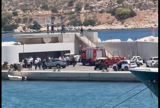 Πτώση ελικοπτέρου στη θάλασσα στη Βουλιαγμένη – Σώοι οι επιβαίνοντες