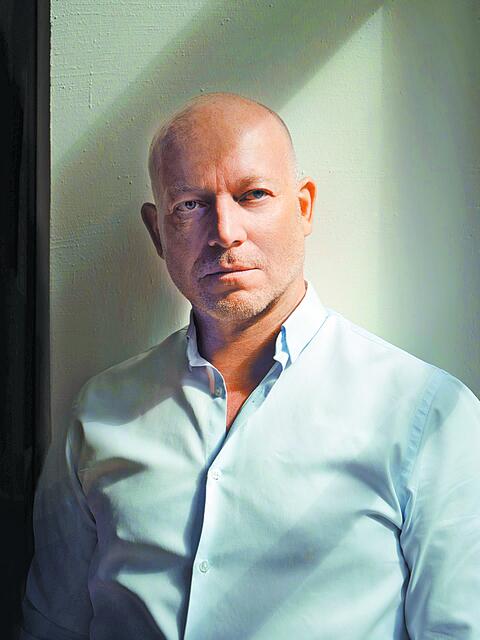 «Δεν σκηνοθετώ την “Αντιγόνη” ως πολιτικό μανιφέστο»