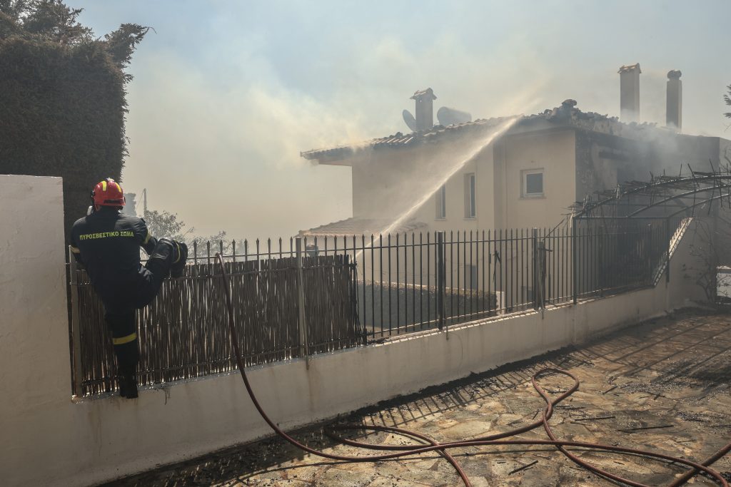 Στάχτη και καταστροφή, η επόμενη ημέρα της μεγάλης φωτιάς στη Παλαιά Φώκαια