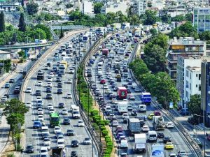 Βροχή και χάος στην Αττική: Ταλαιπωρία για τους οδηγούς – Ουρές 14 χλμ. στον Κηφισό