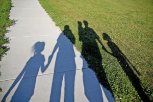 Πανελλαδικά οι «Νταντάδες της Γειτονιάς»: Ποιοι δικαιούνται έως 500 ευρώ τον μήνα – Οι απαραίτητες προϋποθέσεις