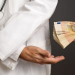 Βίντεο: «100 ευρώ δεν είναι πολλά, θα τα κανονίσουμε» – Σάλος με γιατρό που ζητά «φακελάκι» από ασθενή