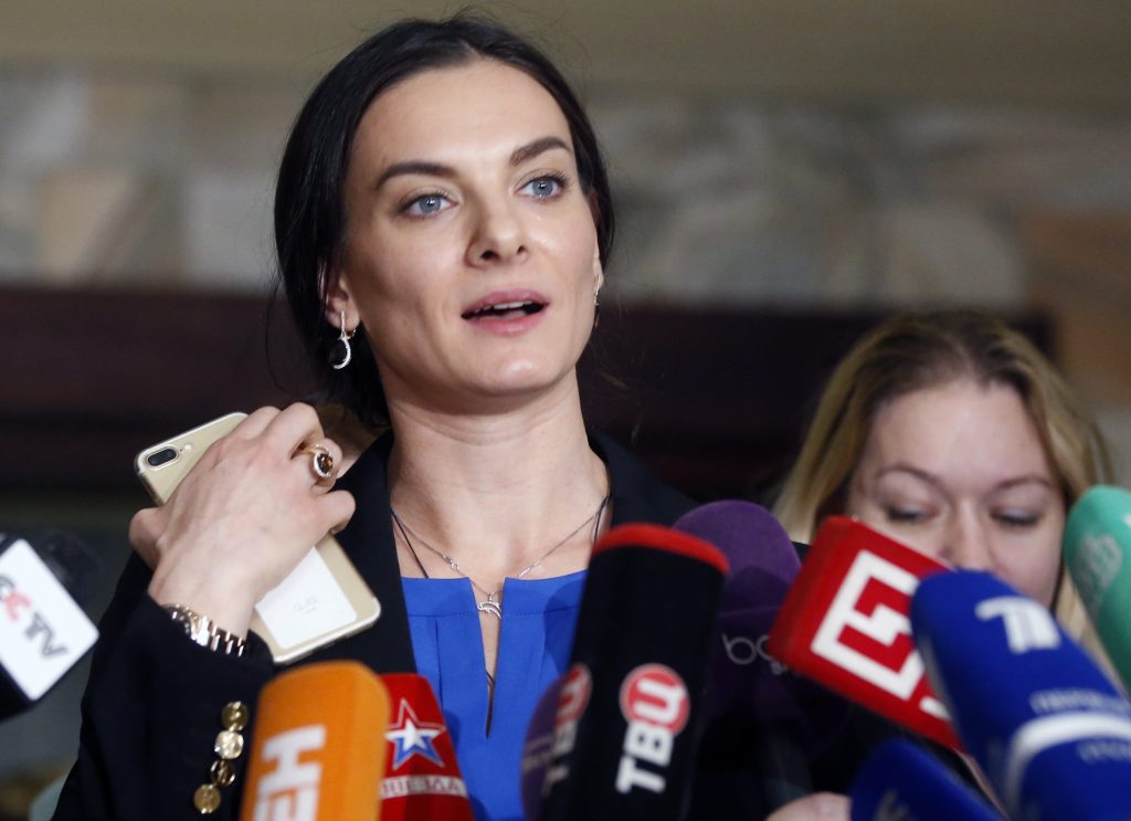 Σε μπελάδες η Ισινμπάγεβα