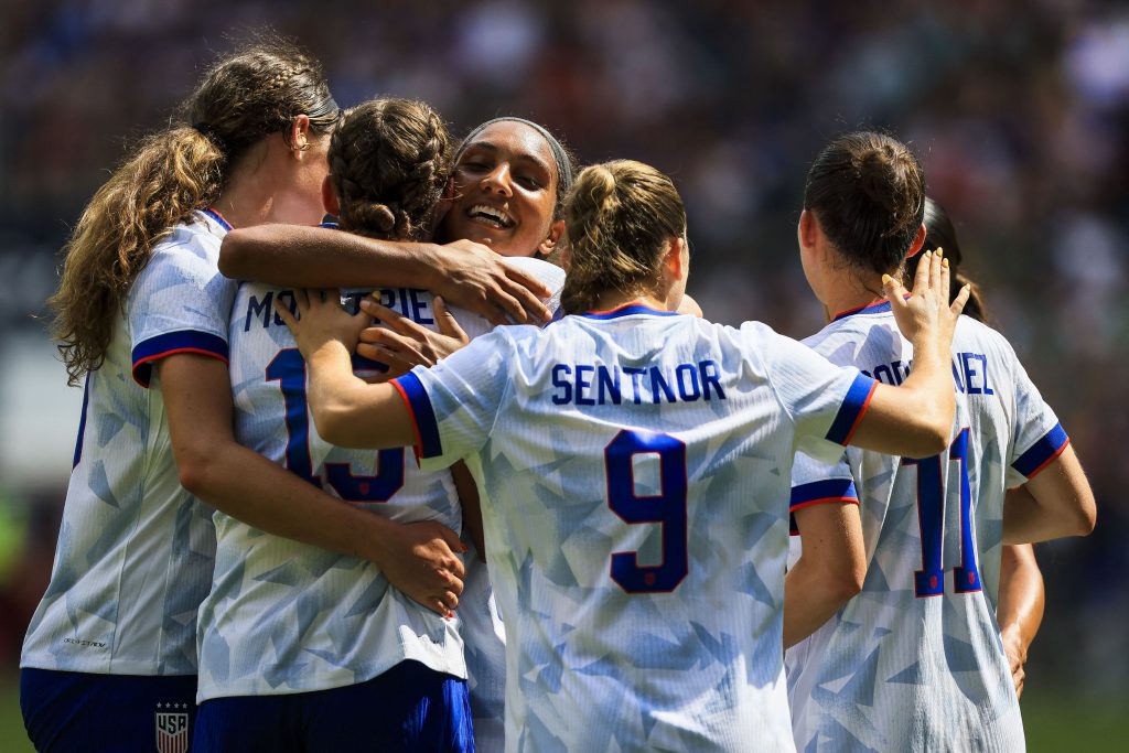 Ανοίγει η αυλαία στην Ελβετία