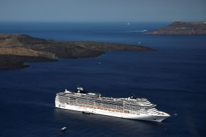 Τέλος κρουαζιέρας: Διχασμένοι οι τουρίστες που φθάνουν στην Ελλάδα – Τι λένε διεθνή ΜΜΕ