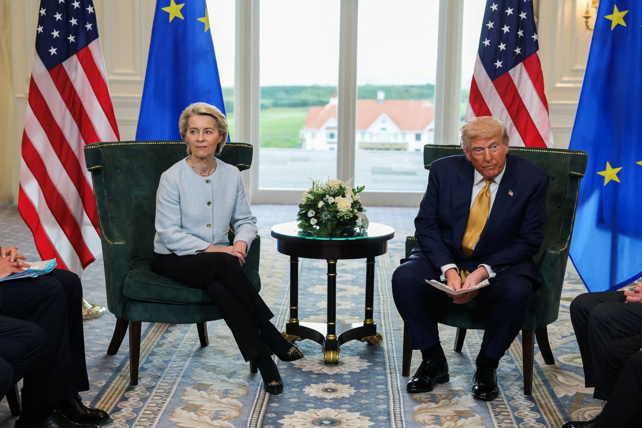 Η Φον ντερ Λάιεν προειδοποιεί τον Τραμπ: «Μακριά από τη δημοκρατία της Ευρώπης»