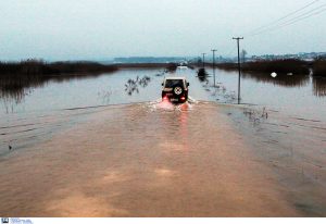 Σέρρες: Έντονη βροχόπτωση προκαλεί προβλήματα στο οδικό δίκτυο