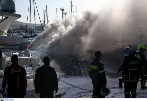 Χαλκιδική: Πυρκαγιά σε θαλαμηγό στην περιοχή της μαρίνας Νικήτης