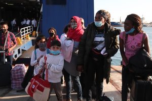 Στο Λαύριο 247 μετανάστες από πέντε επιχειρήσεις νότια της Κρήτης – Στην Αμυγδαλέζα μετά την άφιξή τους