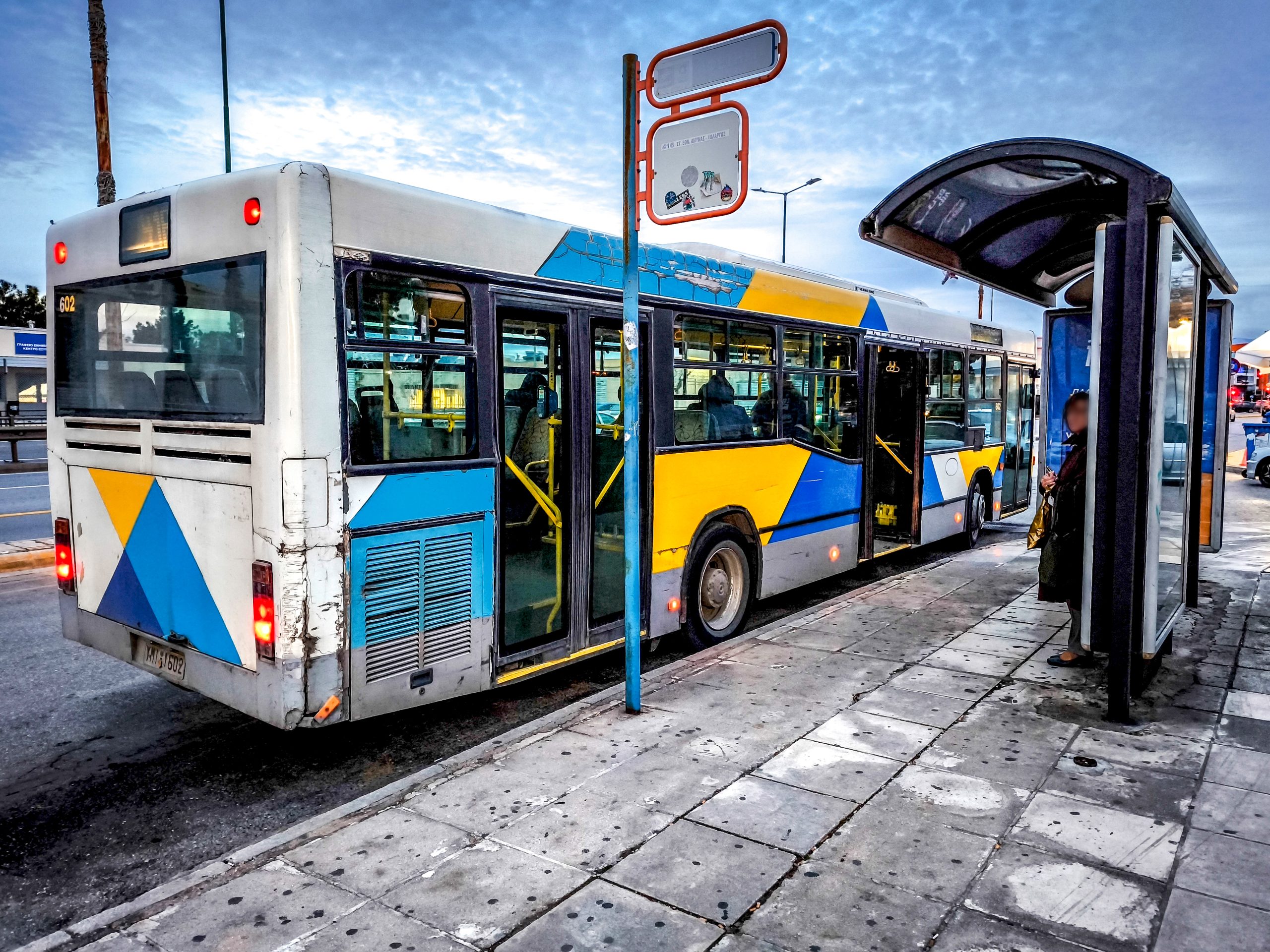 Βίαιη επίθεση σε οδηγό λεωφορείου του ΟΑΣΑ – Επιβάτης του προκάλεσε κάταγμα στην κάτω γνάθο