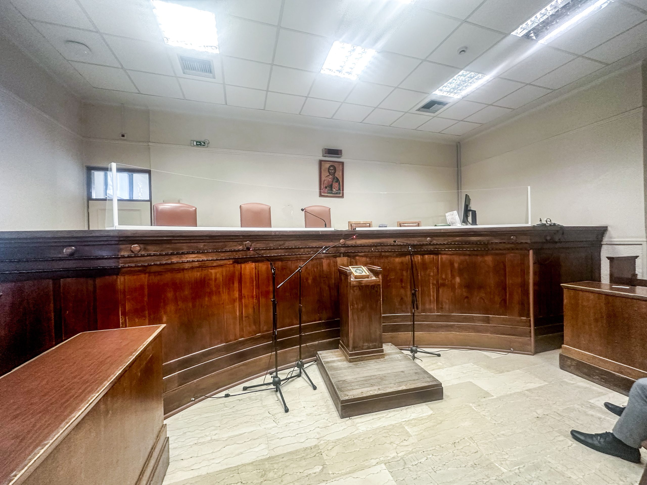 Έκλεψε τυριά αξίας 25 ευρώ από σούπερ μάρκετ για να φάει ο ίδιος και ο άρρωστος πατέρας του - Συγκλόνησε το δικαστήριο