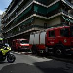 Φωτιά τώρα στο Ίλιον: Καίγεται κατάστημα – Εκρήξεις και πυκνός καπνός (video)