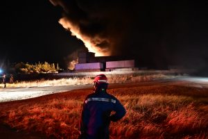 Υπό μερικό έλεγχο η πυρκαγιά σε εργοστάσιο στα Μέγαρα