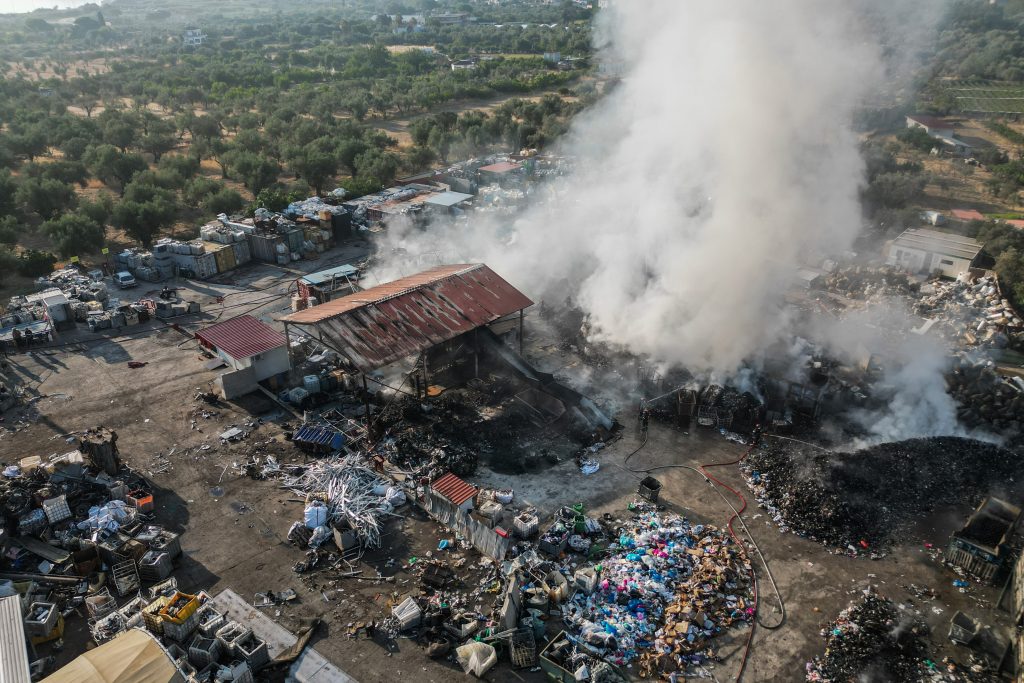 Βελτιωμένη η εικόνα της πυρκαγιάς σε επιχείρηση ανακύκλωσης στη Μυτιλήνη