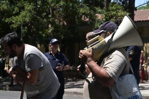 Παράσταση διαμαρτυρίας κτηνοτρόφων κοντά στο Μαξίμου – Ζητούν λύση στα προβλήματα του κλάδου