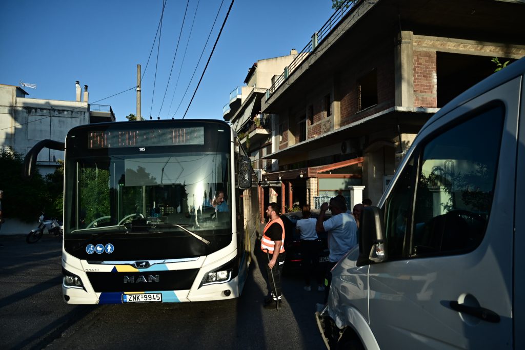 Λεωφορείο έπεσε σε ψησταριά στο Μενίδι