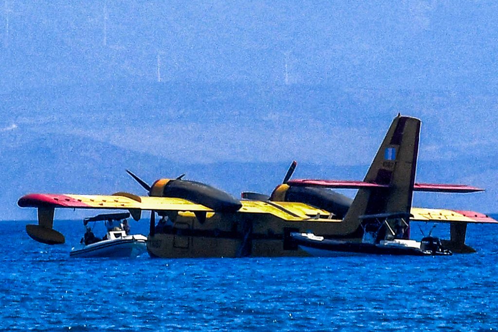 Προσθαλάσσωση πυροσβεστικού αεροσκάφους στον Κορινθιακό – Σώοι οι πιλότοι (video)