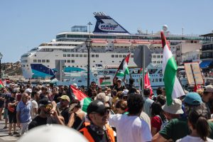 Κρήτη: Κρουαζιερόπλοιο με Ισραηλινούς τουρίστες έφτασε στον Άγιο Νικόλαο – Συγκέντρωση διαμαρτυρίας και προσαγωγές