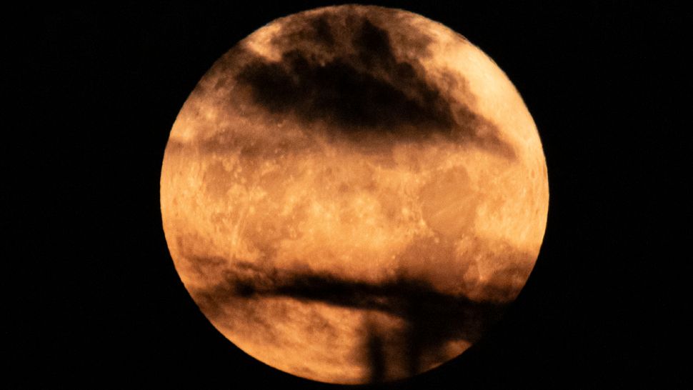 Φεύγει το φεγγάρι… Το φαινόμενο της σεληνιακής υποχώρησης και οι παλίρροιες ως αιτία