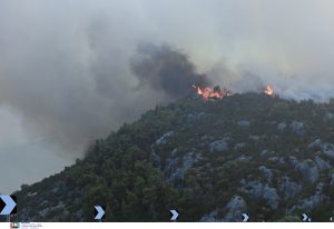 Δραματικές μάχες με φωτιές σε Κύθηρα, Εύβοια και Μεσσηνία – Το Λιμενικό απεγκλώβισε 139 ανθρώπους