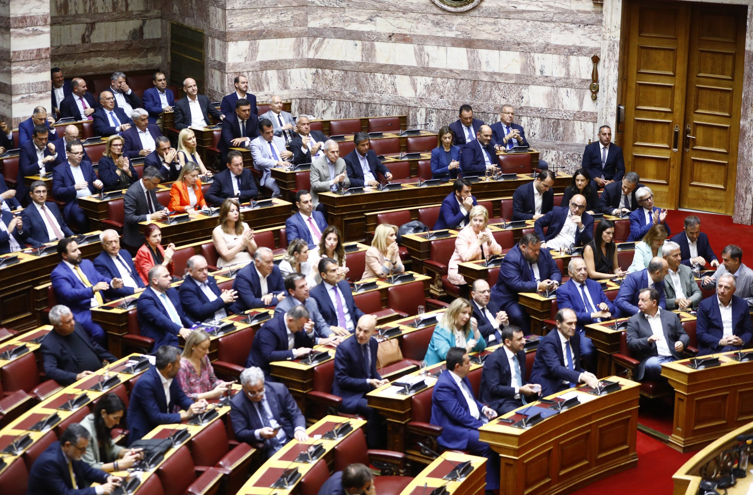 Αγριεμένοι υπουργοί στο κυνήγι του σταυρού